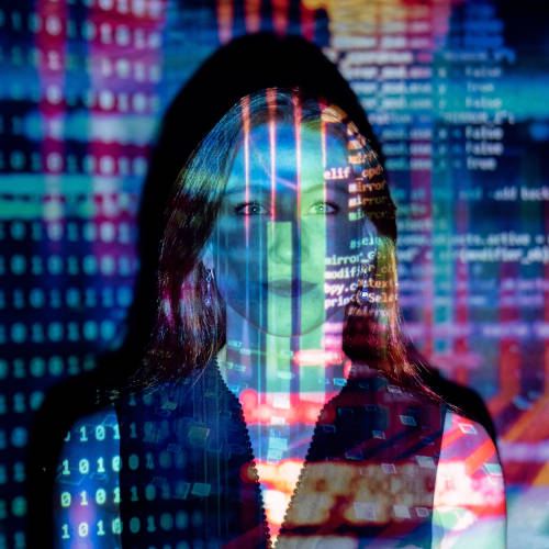 Bild: Computer Code über junge Frau projiziert. Copyright: ThisIsEngineering/pexels